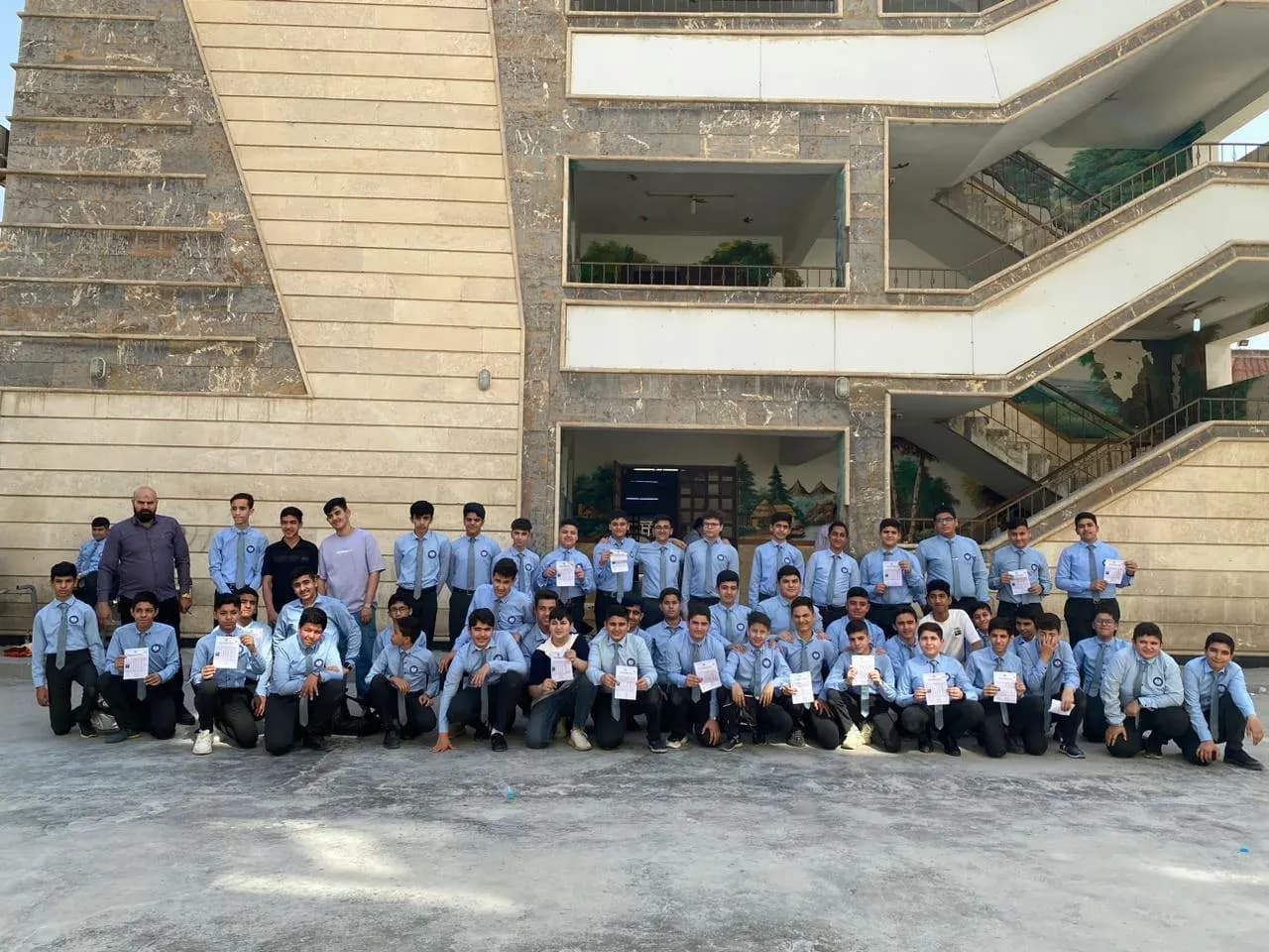 طلاب المدرسة أمام مبنى المدرسة